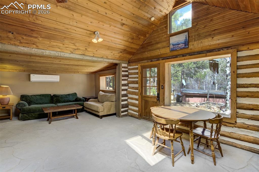 Image 8 of 50: Dining Area