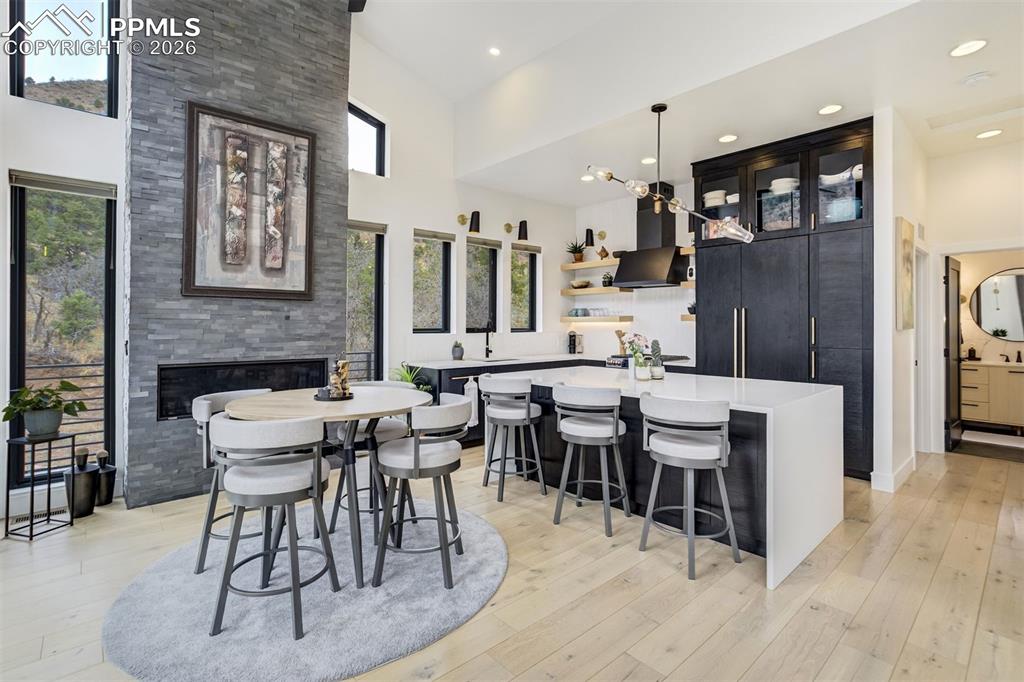 Image 16 of 39: Dining Area