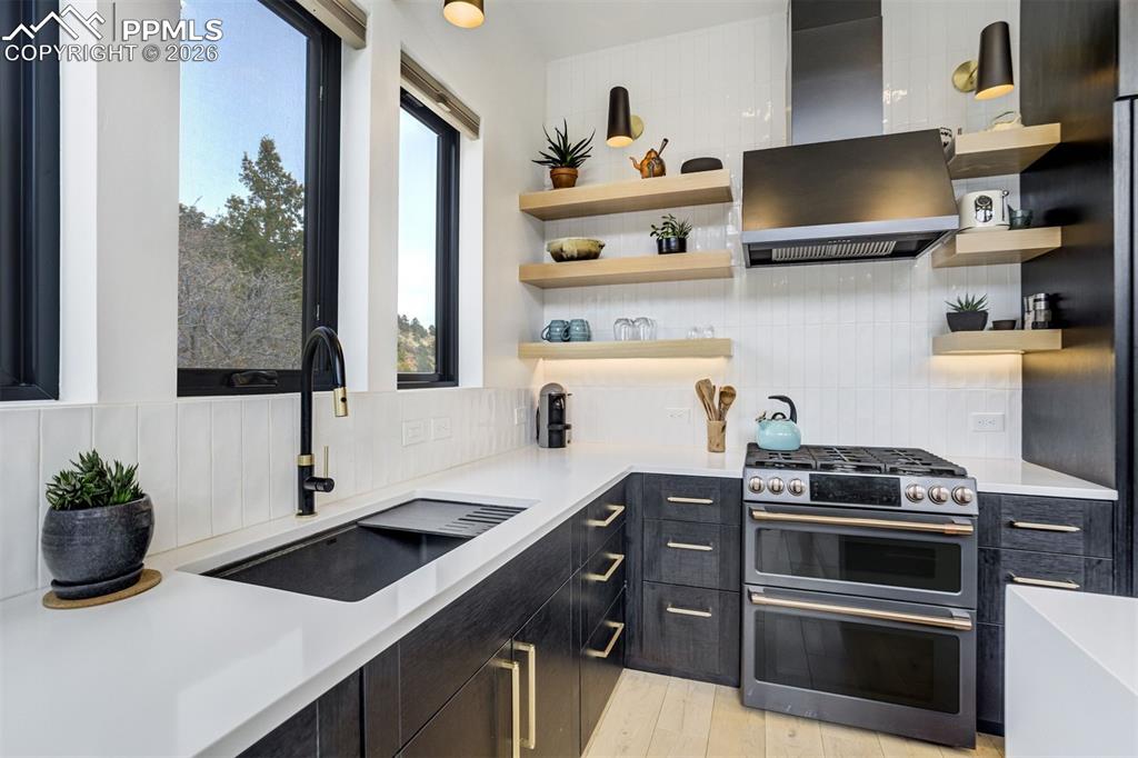 Image 17 of 39: Kitchen