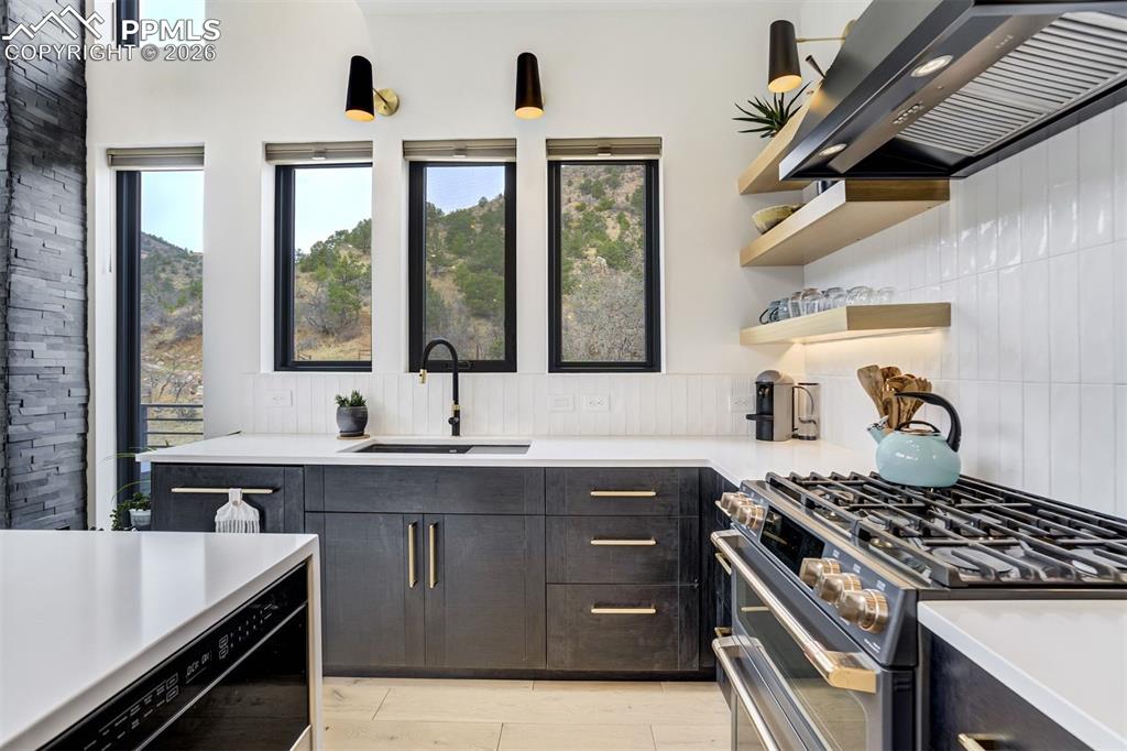 Image 18 of 39: Kitchen