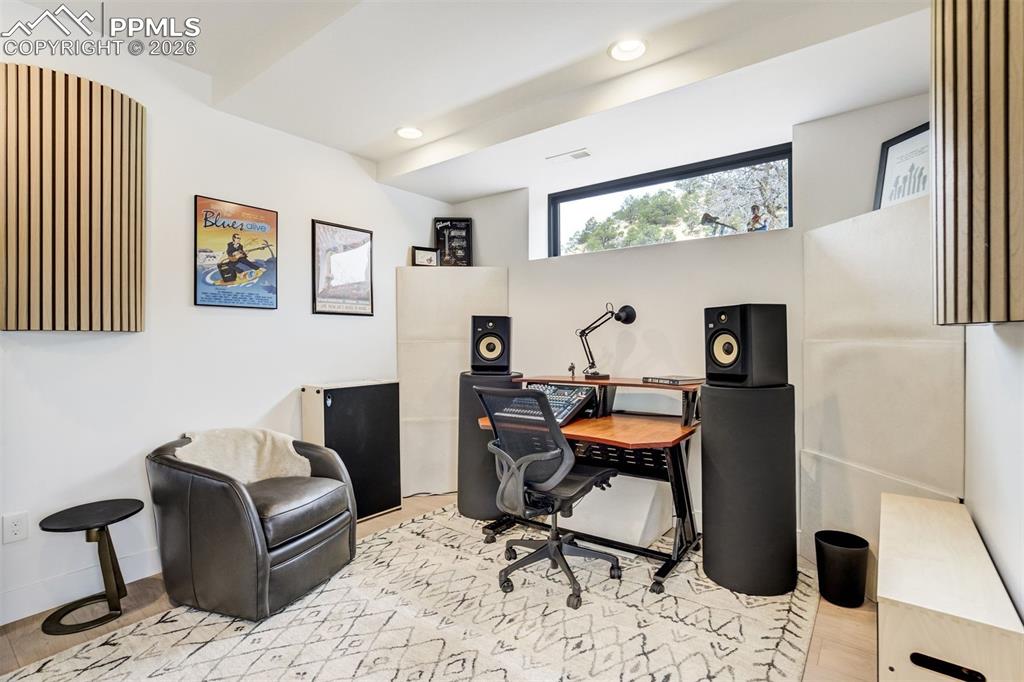 Image 28 of 39: Office