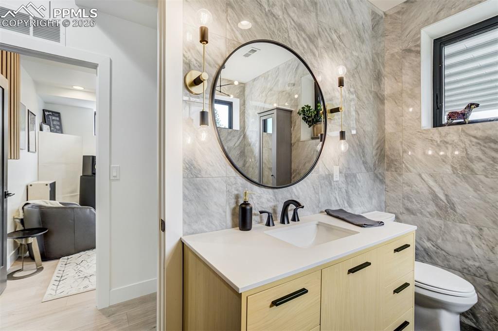 Image 30 of 39: Bathroom