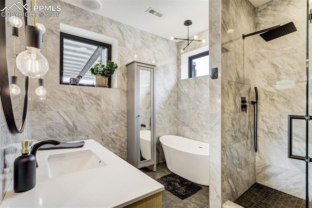 Image 31 of 39: Bathroom