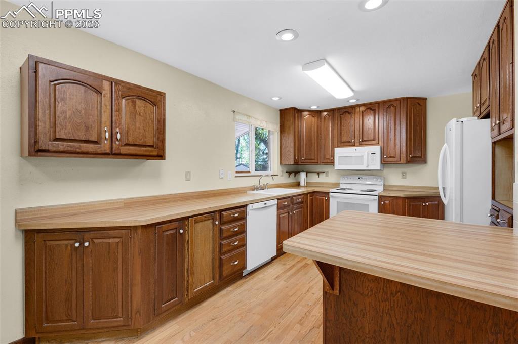 Image 10 of 41: Kitchen