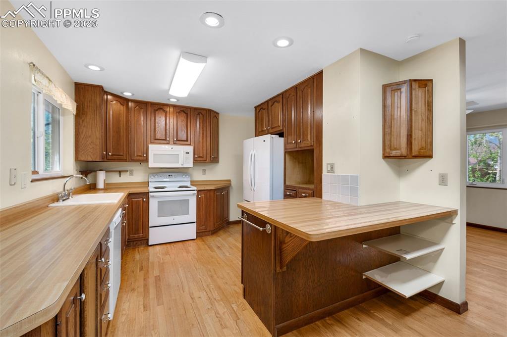 Image 11 of 41: Kitchen