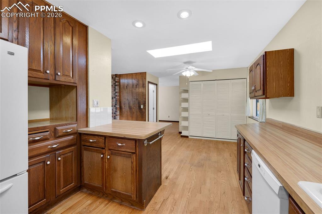 Image 12 of 41: Kitchen