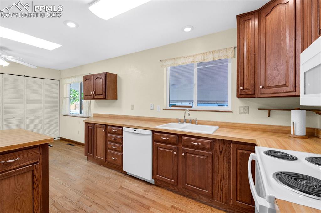 Image 13 of 41: Kitchen