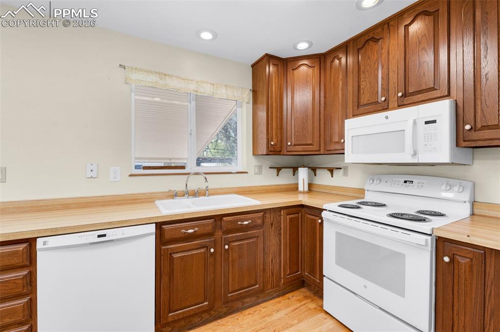 Image 14 of 41: Kitchen