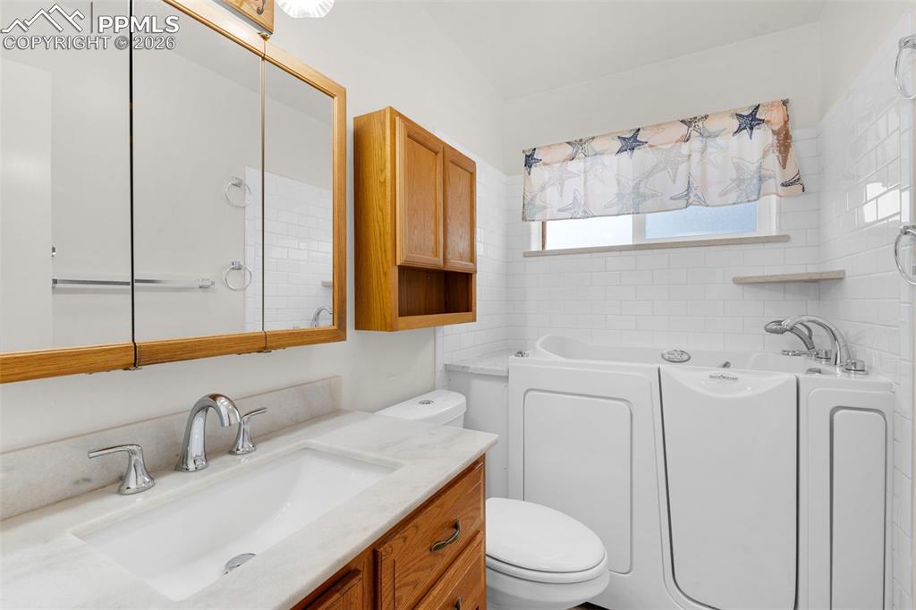 Image 21 of 41: Bathroom