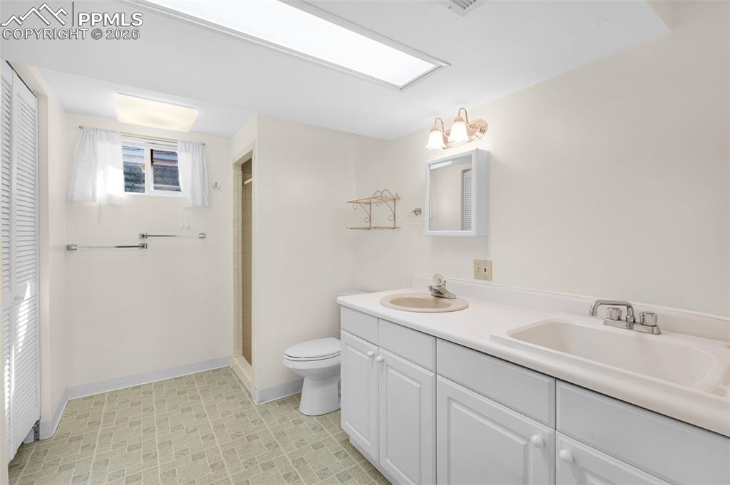 Image 29 of 41: Bathroom