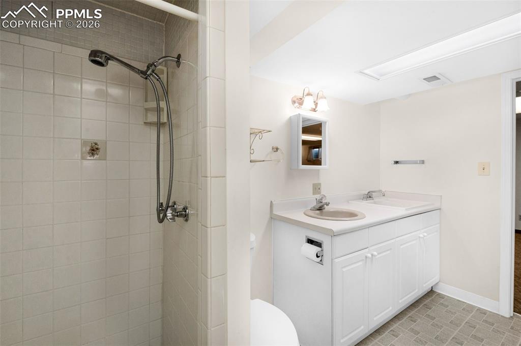 Image 30 of 41: Bathroom