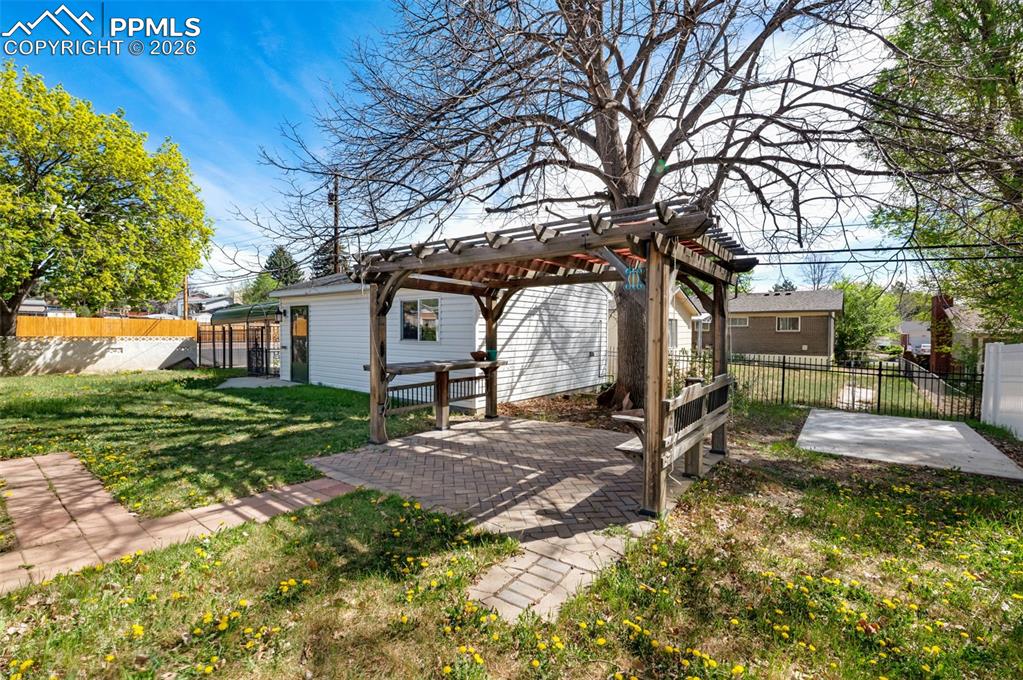 Image 40 of 41: Yard