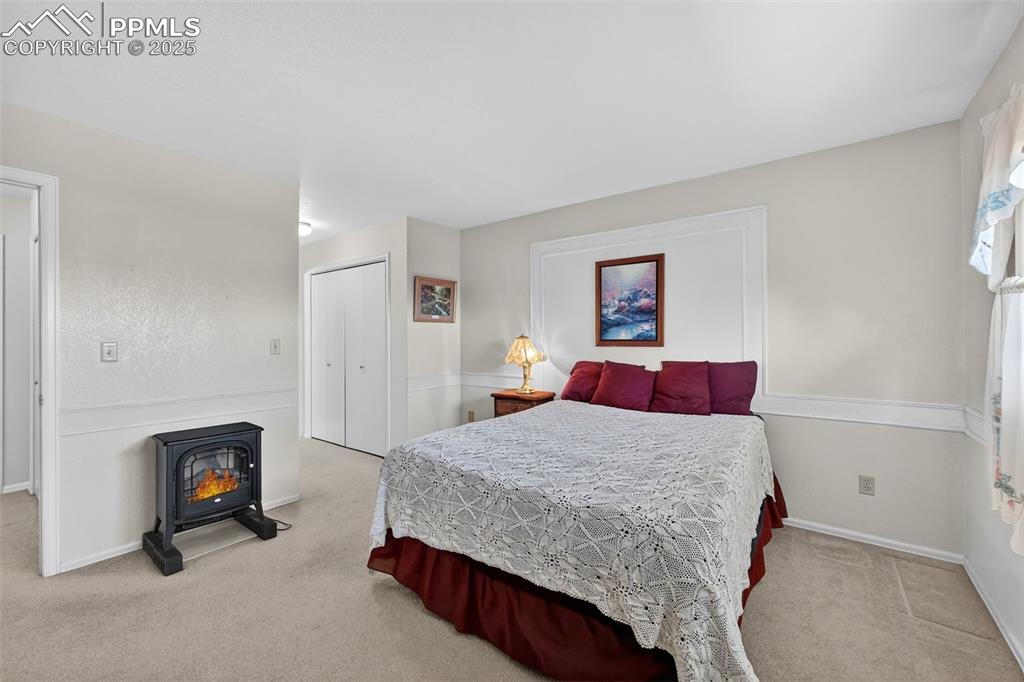 Image 19 of 27: Bedroom