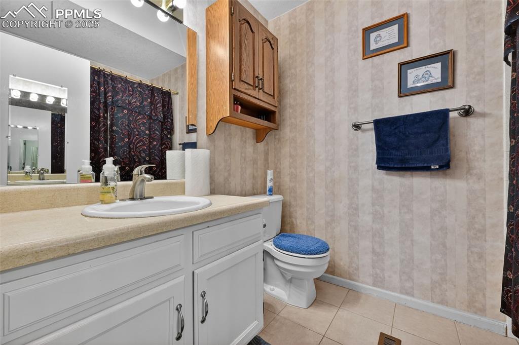 Image 20 of 27: Bathroom