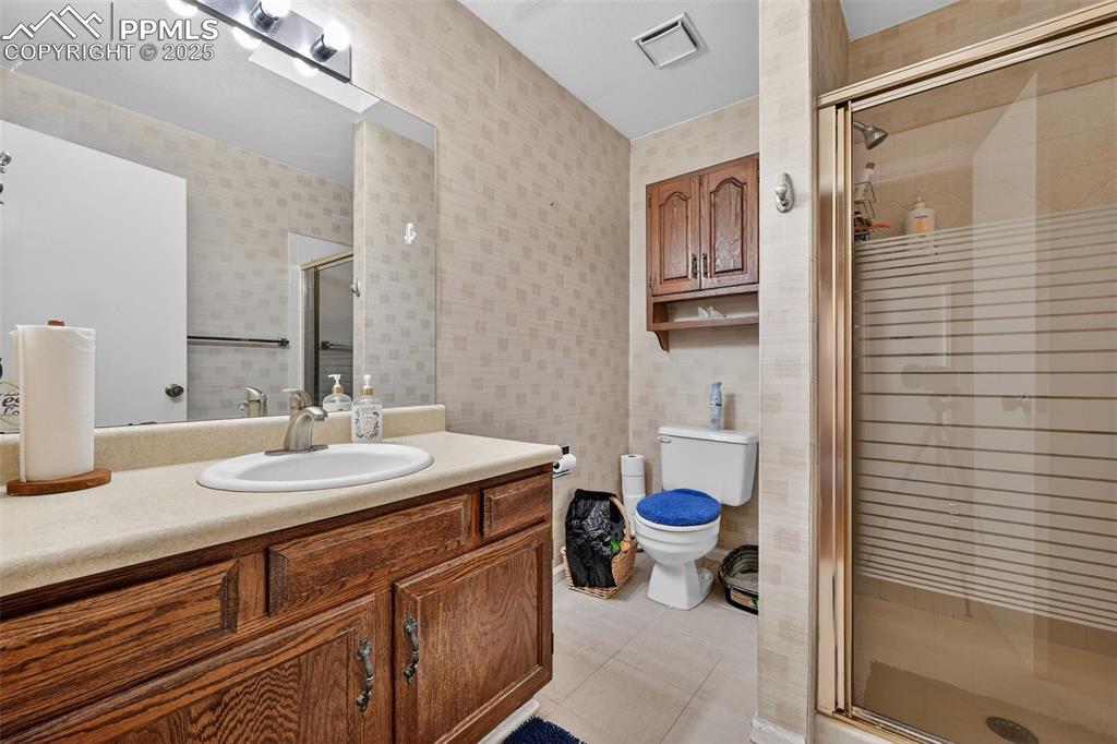 Image 23 of 27: Bathroom