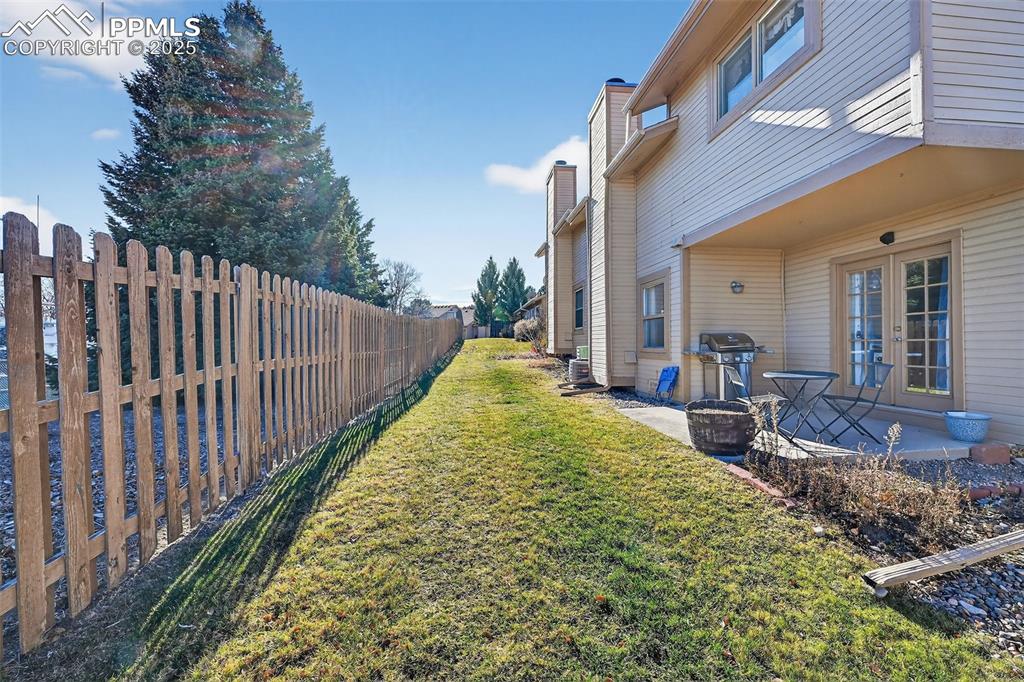 Image 26 of 27: Yard