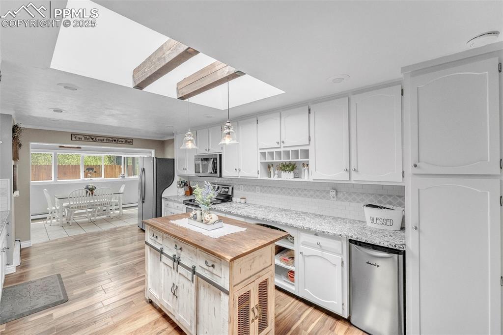 Image 10 of 50: Kitchen