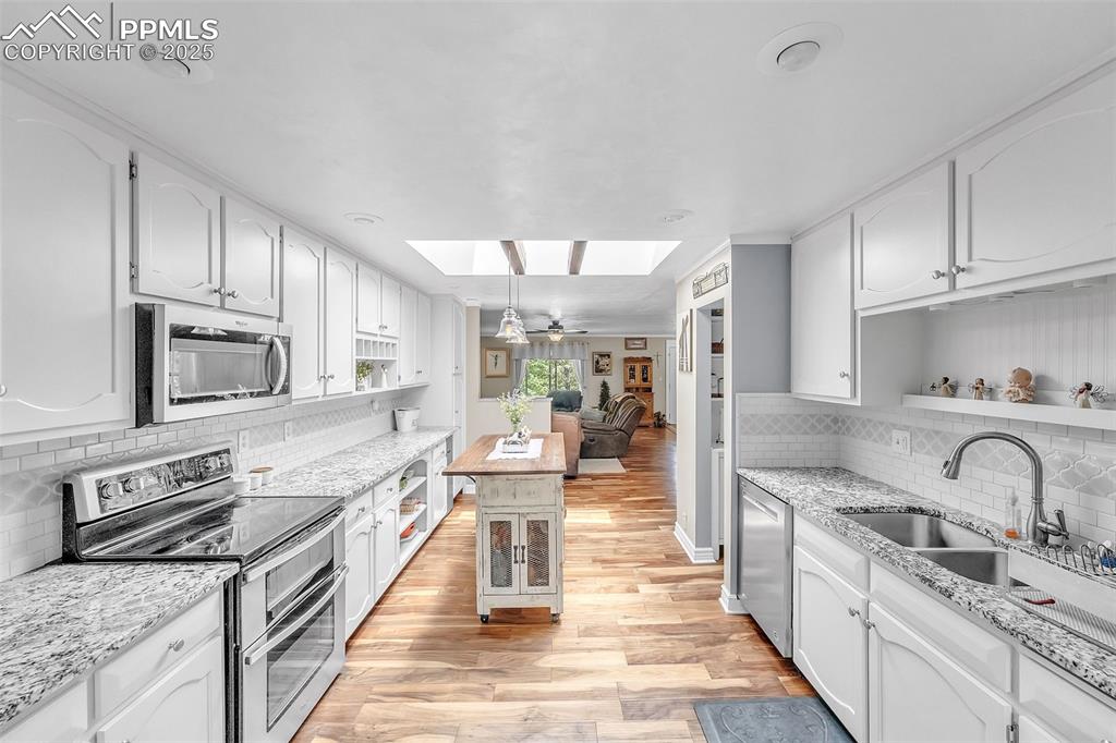 Image 11 of 50: Kitchen