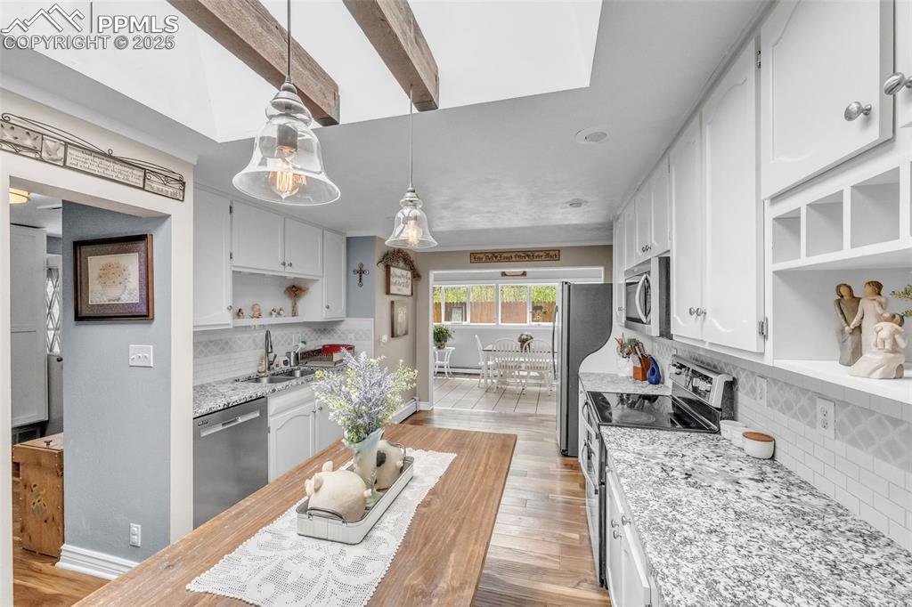 Image 12 of 50: Kitchen