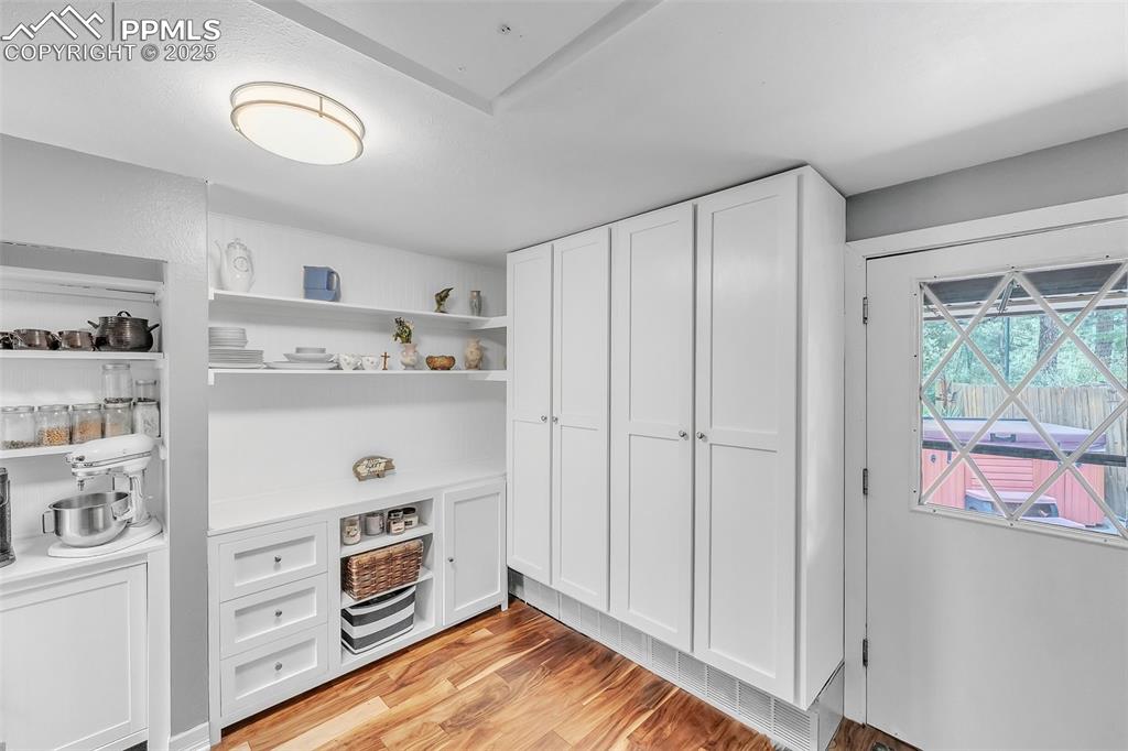 Image 15 of 50: Pantry