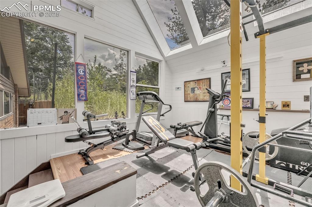 Image 19 of 50: Gym