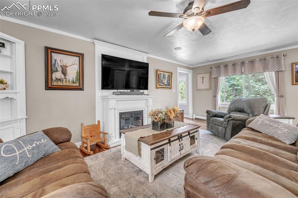 Image 8 of 50: Living Room