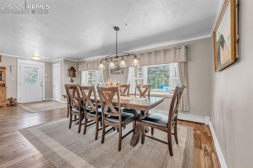 Image 9 of 50: Dining Area