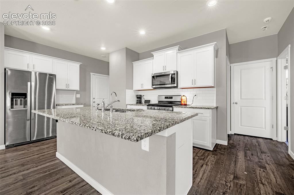 Image 10 of 40: Kitchen
