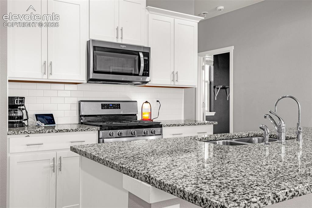 Image 17 of 40: Kitchen