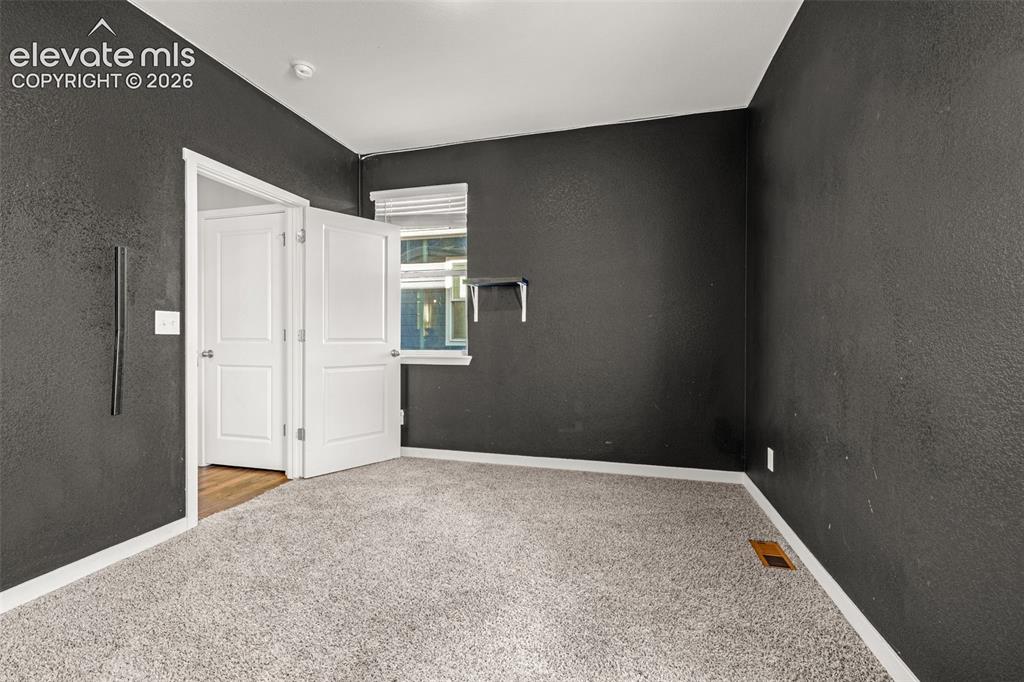 Image 9 of 40: Bedroom
