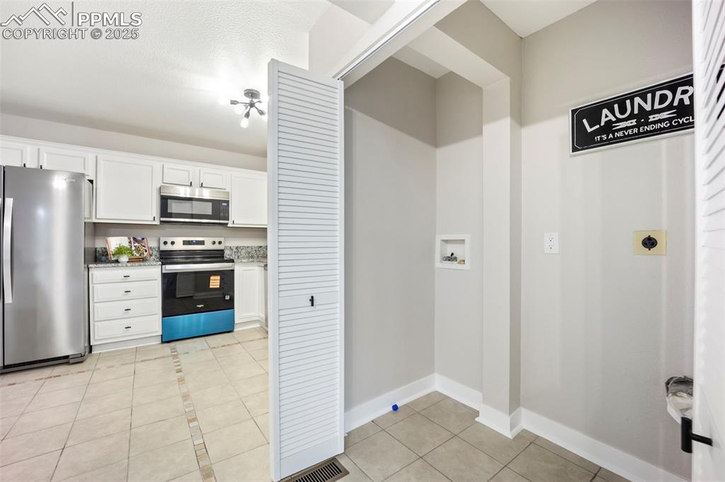 Image 13 of 33: Laundry Area