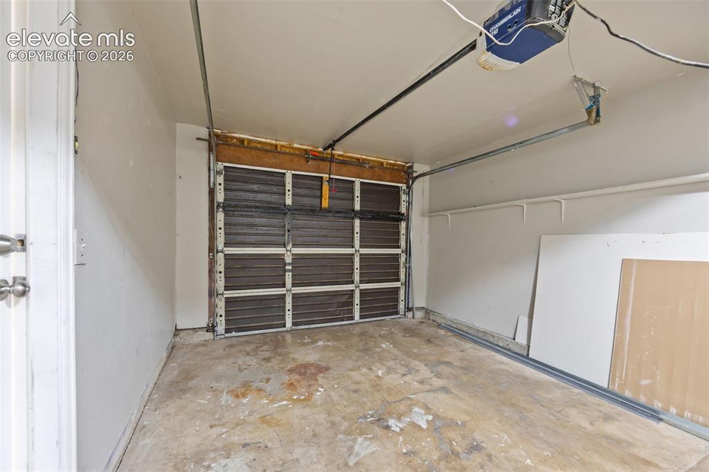 Image 20 of 27: Garage