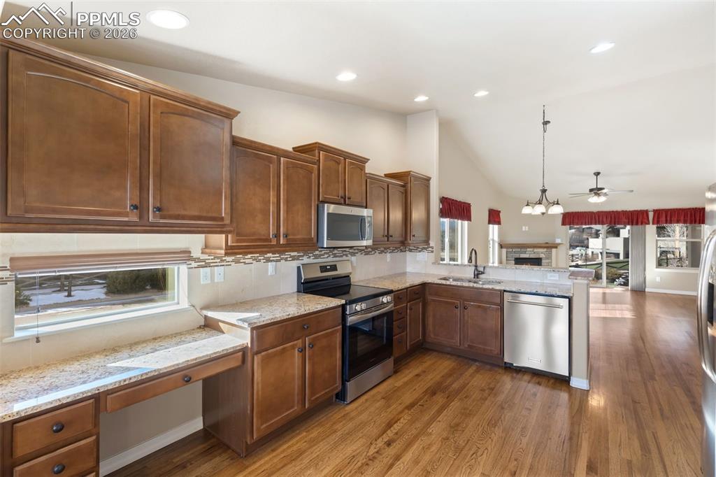 Image 9 of 36: Granite Countertops!