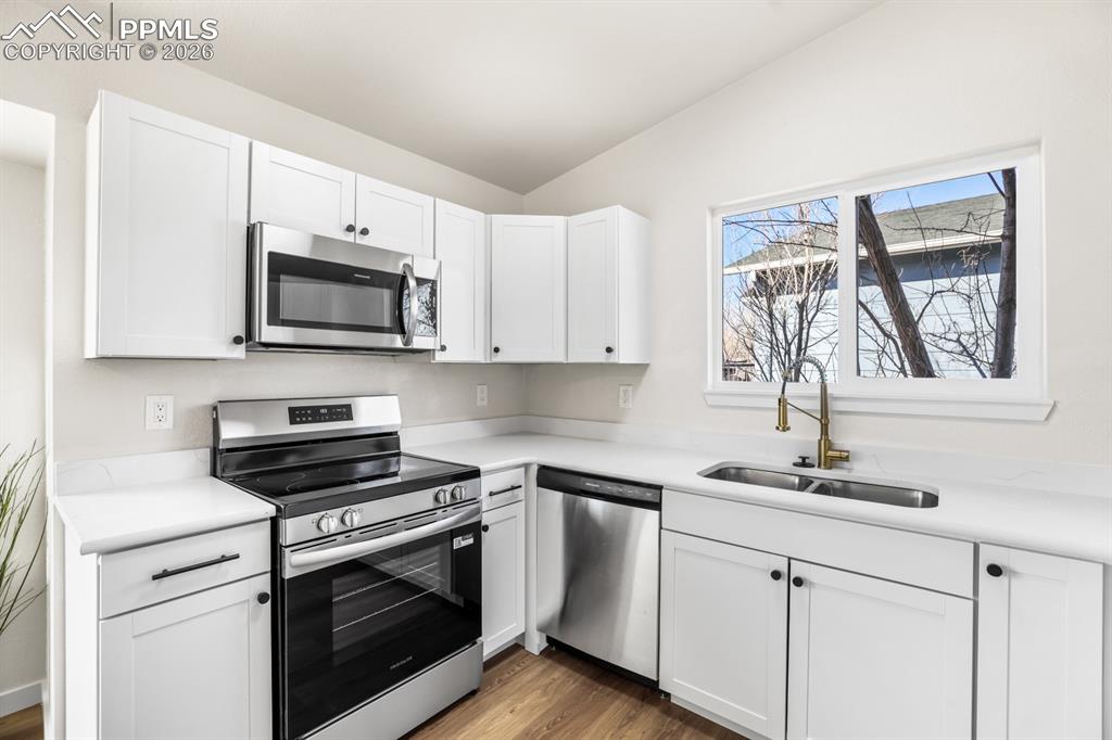 Image 15 of 50: Kitchen