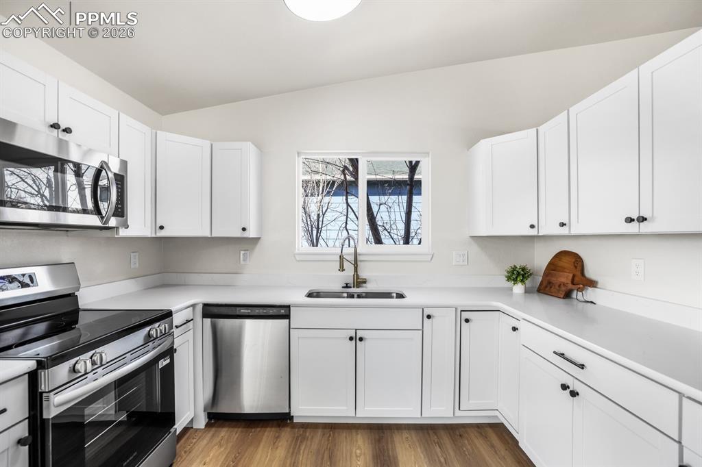 Image 16 of 50: Kitchen