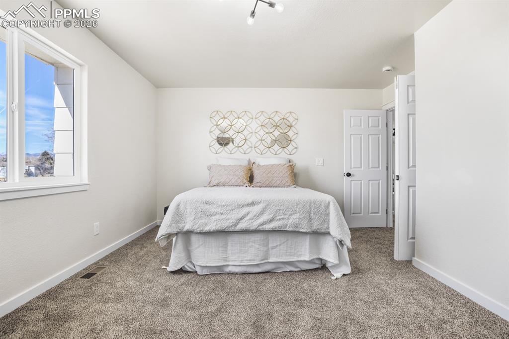 Image 19 of 50: Bedroom