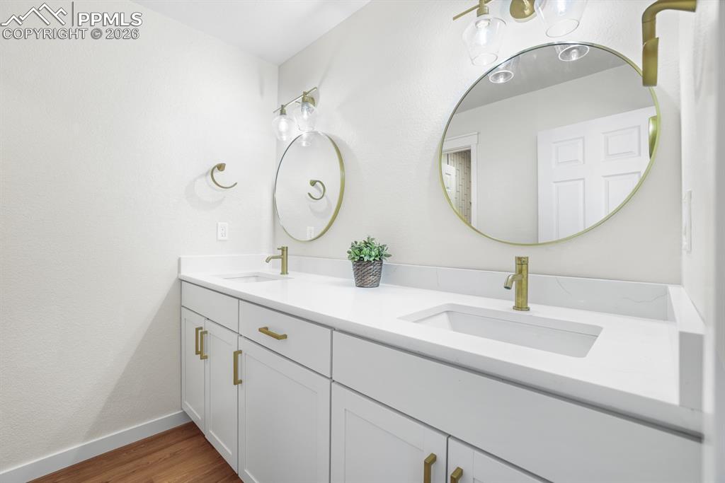 Image 23 of 50: Bathroom