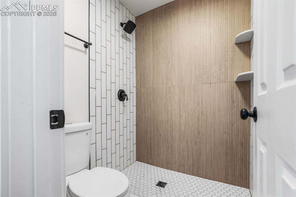 Image 24 of 50: Bathroom