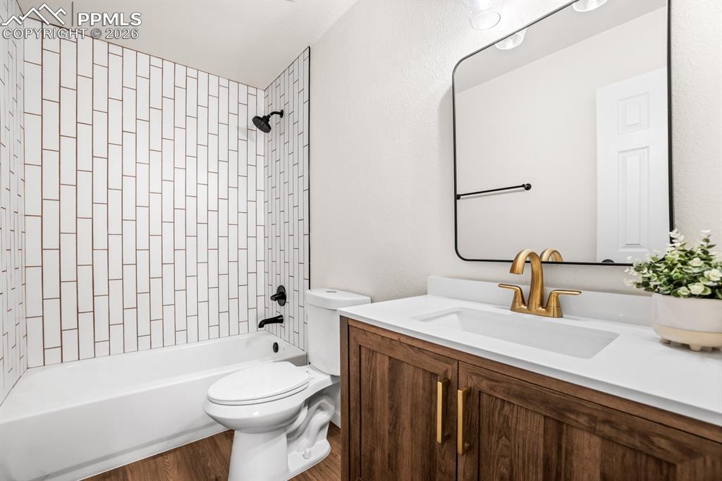 Image 26 of 50: Bathroom