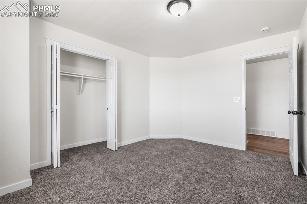 Image 31 of 50: Bedroom