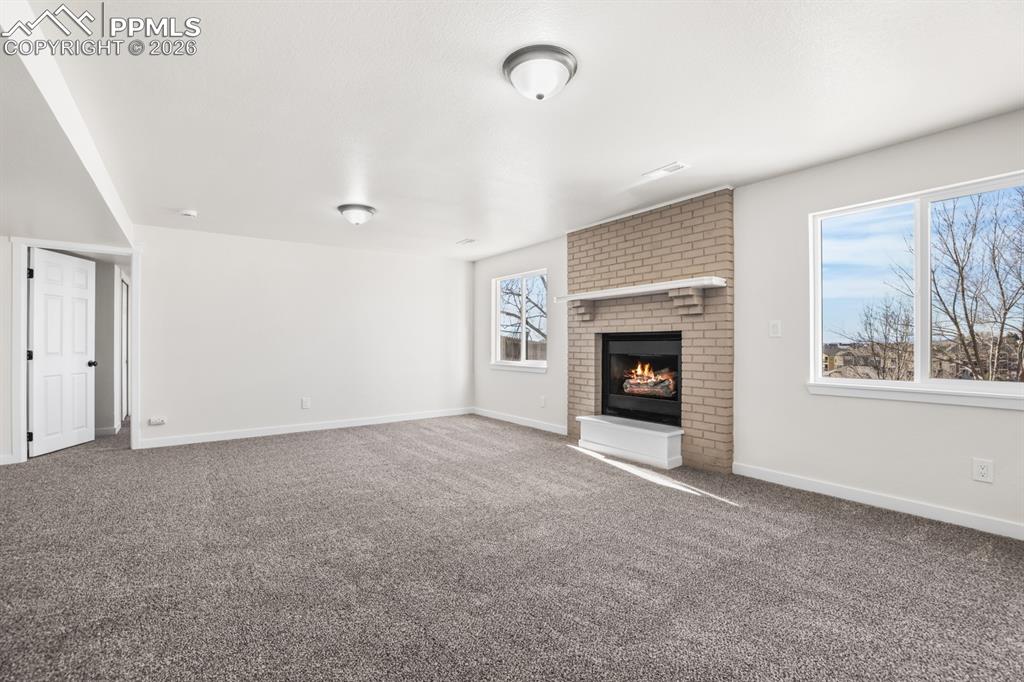 Image 33 of 50: Living Room