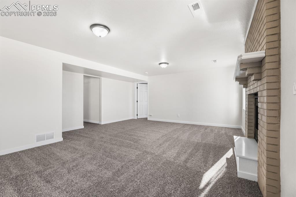 Image 34 of 50: Living Room