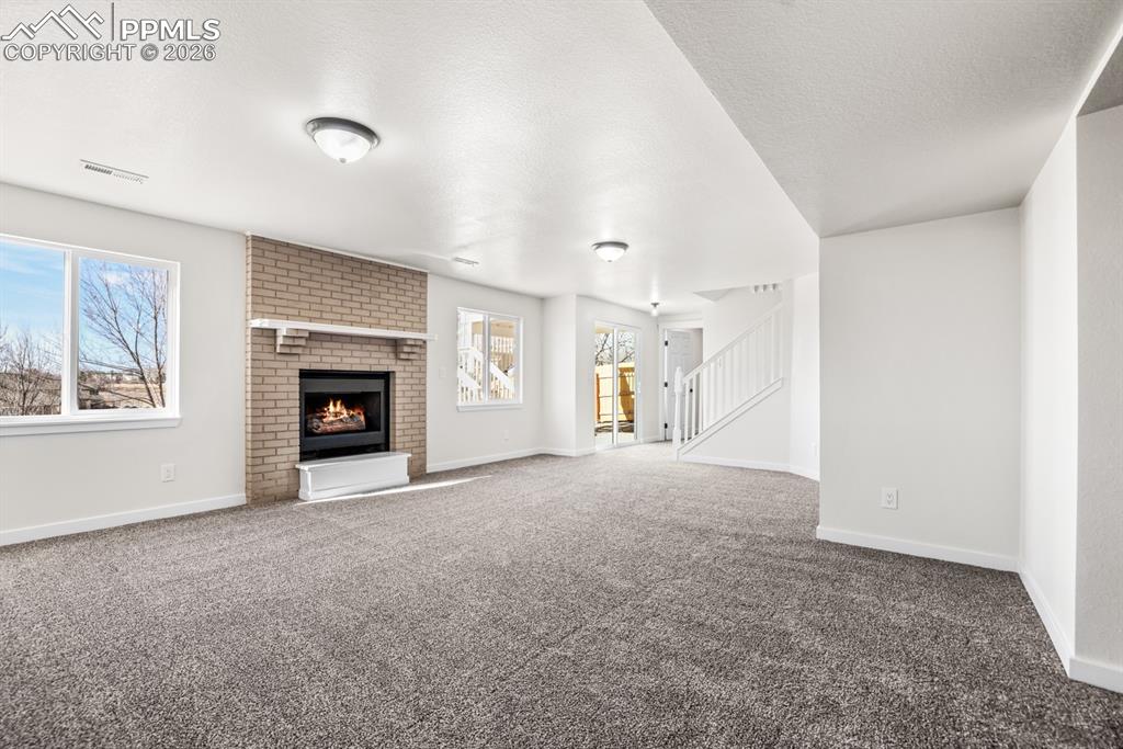 Image 36 of 50: Living Room