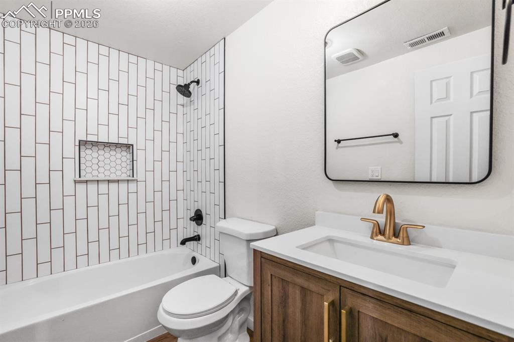 Image 40 of 50: Bathroom