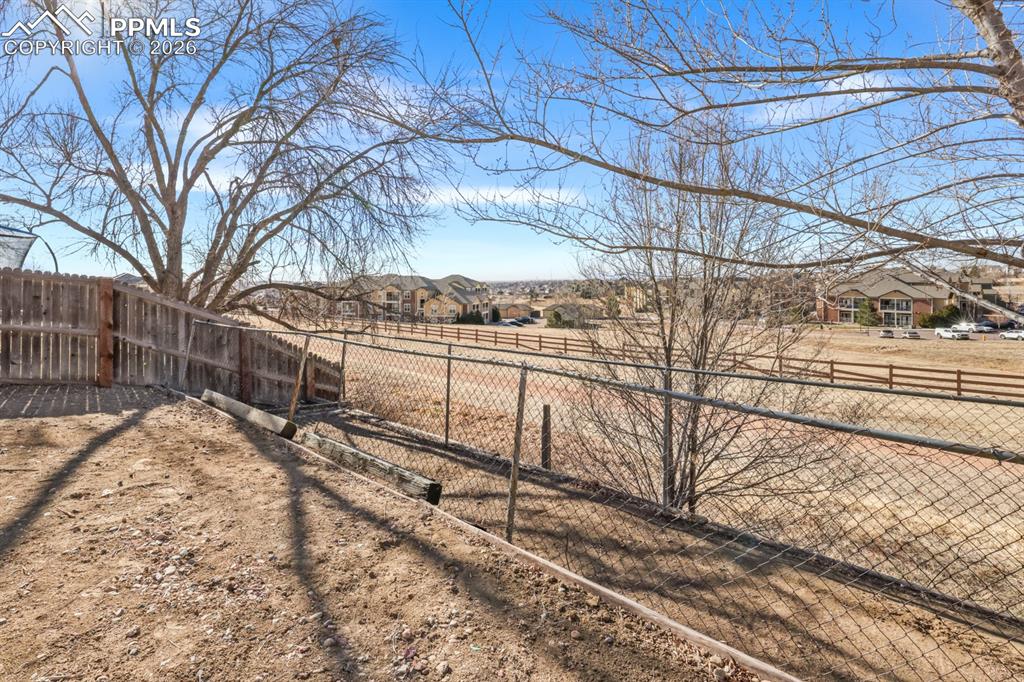 Image 49 of 50: Yard