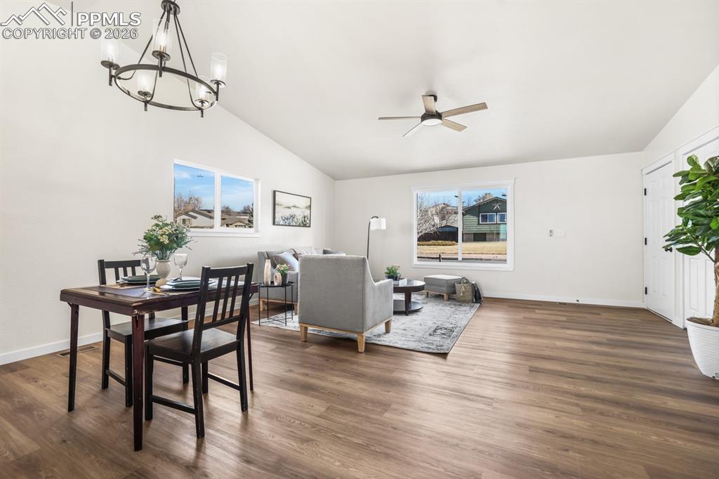 Image 5 of 50: Dining Area