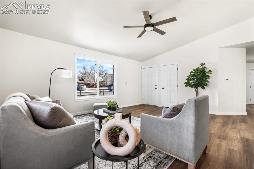 Image 6 of 50: Living Room