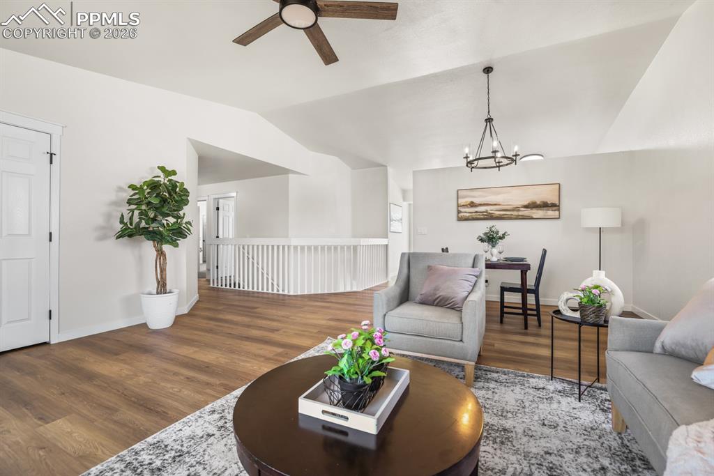 Image 7 of 50: Living Room