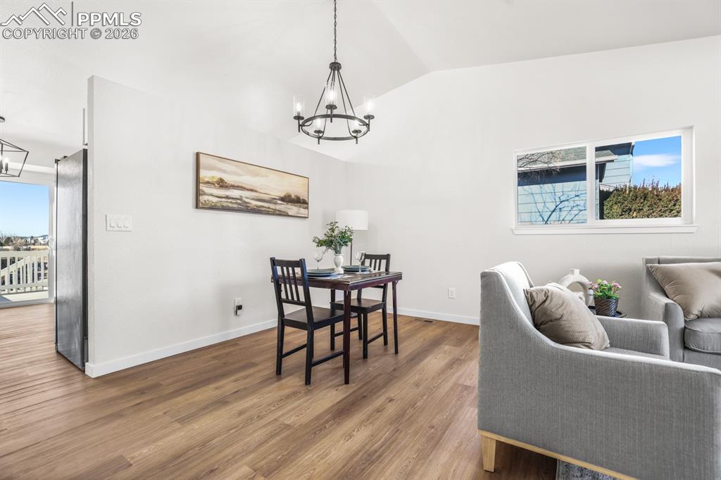 Image 8 of 50: Dining Area