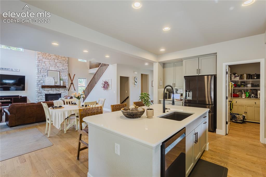 Image 10 of 50: Kitchen